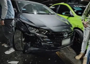 Valet parking causa múltiple choque en estacionamiento de Plaza Satélite, Edomex