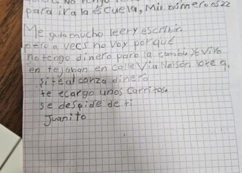 Niño pide a Santa Claus unos zapatos para ir a la escuela
