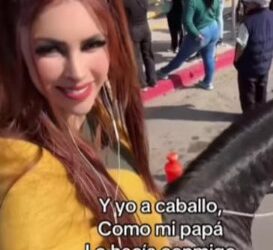 Madre va por su hijo a la escuela en, ¡un caballo!