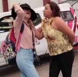 Vinculan a proceso a funcionaria por agredir a periodista