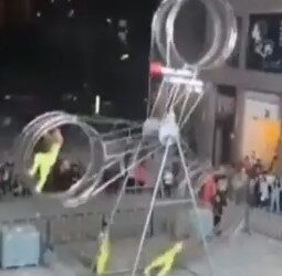 Acróbata sale volando 5 metros en la “Rueda de la Muerte”