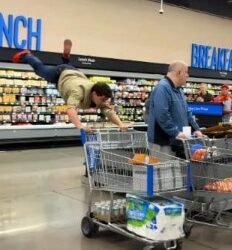 Hombre hace compras volando dentro de supermercado