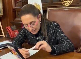 Niño entrega dibujo a Sheinbaum pidiendo ayude a su maestra