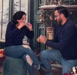 Hombre pide matrimonio a su novia en sesión navideña