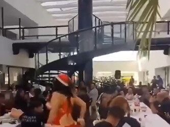 Policías estatales en Córdoba, celebran posada con bailarina