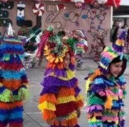 Maestra disfraza a su grupo de piñatas
