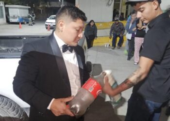 Pareja reparte banquete de bodas en Hospital General de Reynosa