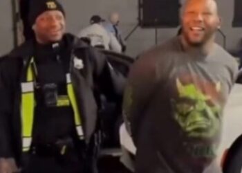 Hombre es detenido por su hermano gemelo; su reacción es viral