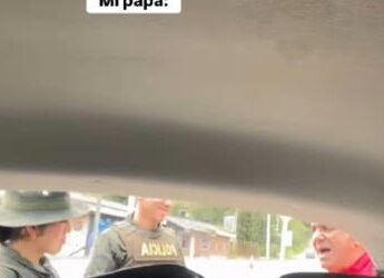 Policías detienen a hombre por su guitarra, y se llevan una sorpresa