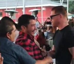 Canelo Álvarez sorprende a empleados en posada