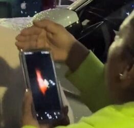 Usa vela en pantalla de su celular, para pedir posada