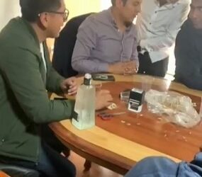 Alcalde de Mazatecochco usa Salón de Cabildos como cantina