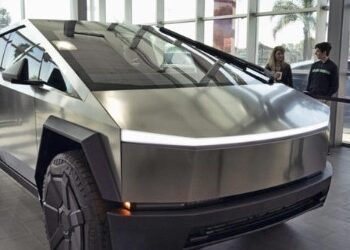 Tesla Cybertruck se parte al caer en un bache