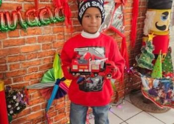 Niño que pidió a Santa zapatos para ir a la escuela, recibe muchos regalos