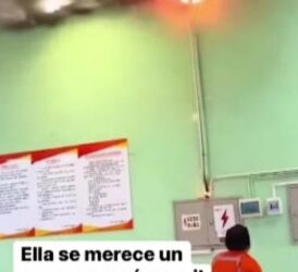 Valiente trabajador de restaurante arregla corto circuito