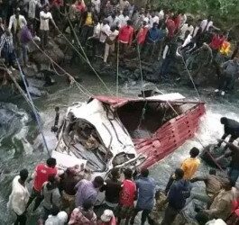 Camión con invitados de boda cae en barranco