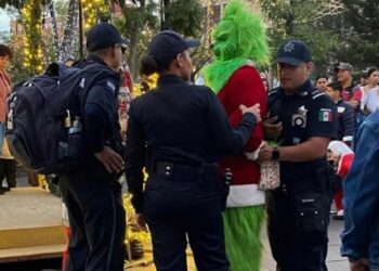 VIDEO: El Grinch sorprende al noquear y dejar sangrando a Santa Claus