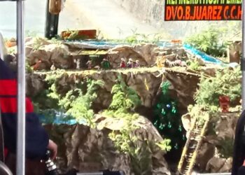 Microbusero adorna su unidad con nacimiento