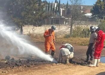 Fuga de huachicol provoca evacuación, chorro de 10 metros
