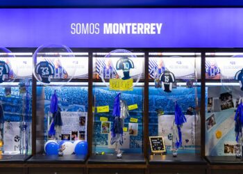 Jugadores de Rayados, reciben sorpresa de sus familias