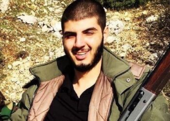 Cuelgan en público al primo del presidente de Siria