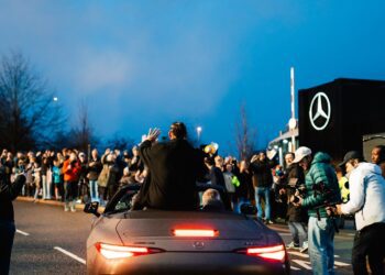 Despiden a Hamilton en la fábrica de Mercedes F1