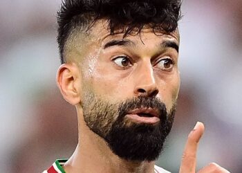 Citan a jugador por abrazar a aficionada