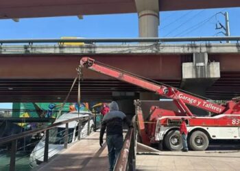 Abuelito sufre accidente y cae al canal antes del Año Nuevo