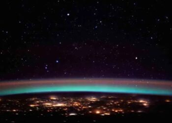 Astronautas en la EEI celebran el Año Nuevo 16 veces