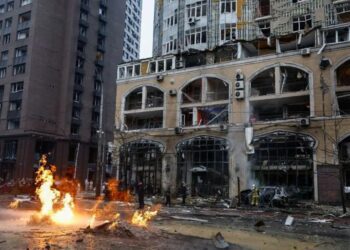 Ataque ruso en Kiev daña embajadas; un muerto