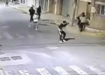 Capturan pelea entre 20 jóvenes en San José Miahuatlán, Puebla