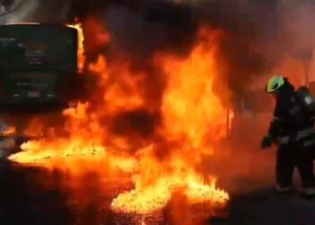 Un camión de transporte público se incendió y el conductor abandonó a los pasajeros