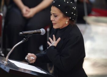 Alejandra Guzmán regresa a los escenarios tras la muerte de Silvia Pinal