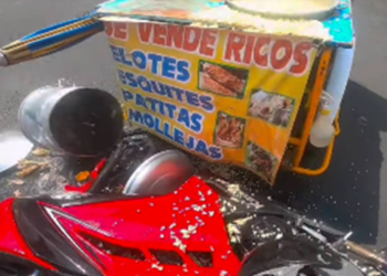 Triciclo de los esquites y mollejitas embiste a biker