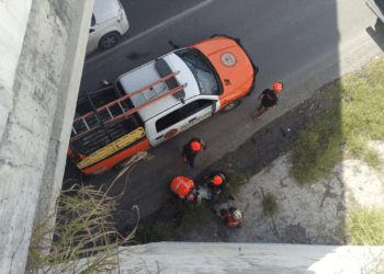 Adulto mayor se lanza desde un puente en Nuevo León