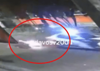 En CDMX, patrulla atropella a motociclistas y se da a la fuga