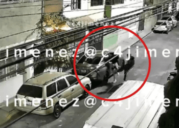 Hombre golpea a su pareja en calles de Ecatepec
