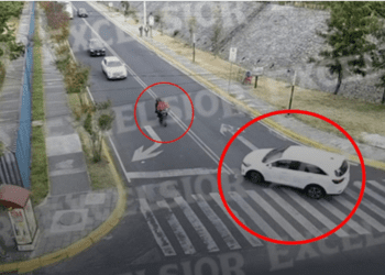 Graban el momento en que conductora atropella a repartidor de app en CDMX