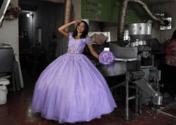 Quinceañera elige la tortillería de su familia para sesión de fotos