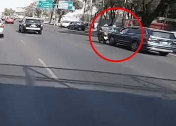 Graban el momento exacto en que una camioneta embiste a biker