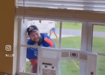 ¿Karma instantáneo? Hombre resulta herido al romper intencionalmente una ventana