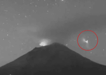 Graban inquietante luz triangular en el volcán Popocatépetl