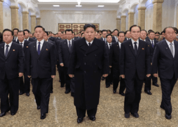 Kim Jong Un visita la tumba familiar para rendir homenaje a su padre