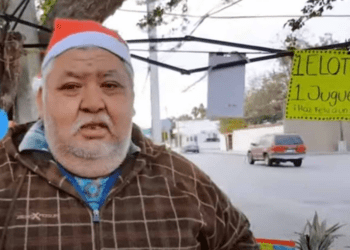 En Reynosa, hombre cambia elotes por regalos para niños en situación vulnerable