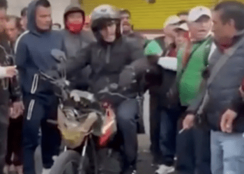 Manifestantes del bloqueo en Ecatepec golpean a motociclista