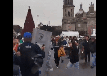 Enfrentamiento en el Zócalo de CDMX entre comerciantes y policías durante operativo