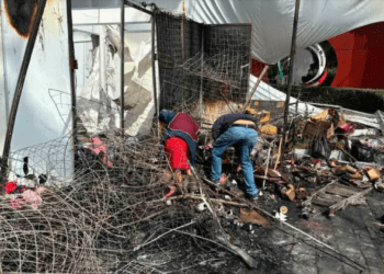 Vendedores pierden todo en incendio de bazar navideño en Teoloyucan, Edomex