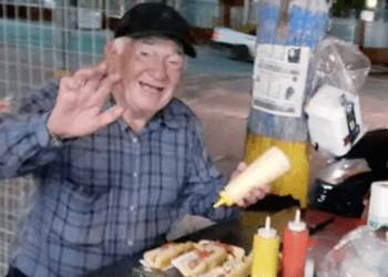 Le roban su bici a un abuelito vendedor de hot-dogs