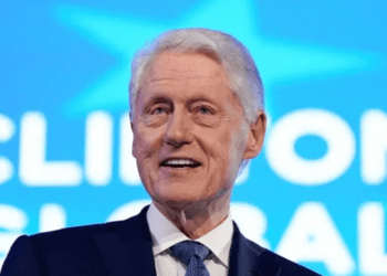 Dan de alta a Bill Clinton tras ser hospitalizado por gripe