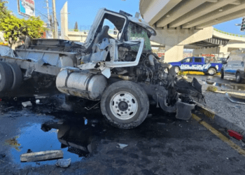 Pipa cae de un puente y aplasta a cuatro coches